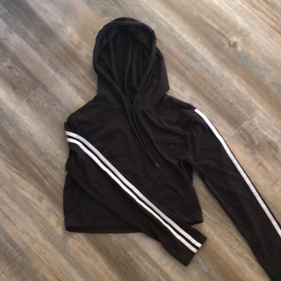 Long sleeve crop top with hoodie. - Picture 1 of 4